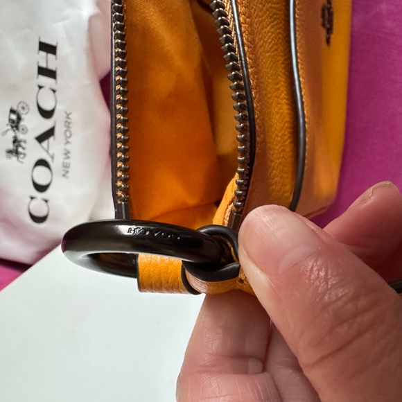 Coach chaise crossbody in yellow pollen - Picture 9 of 10